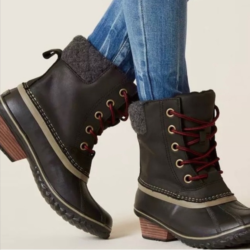 Sorel Charcoal Slimpack ll Lace Boots with Crimson Details NWOT. Never Worn 8